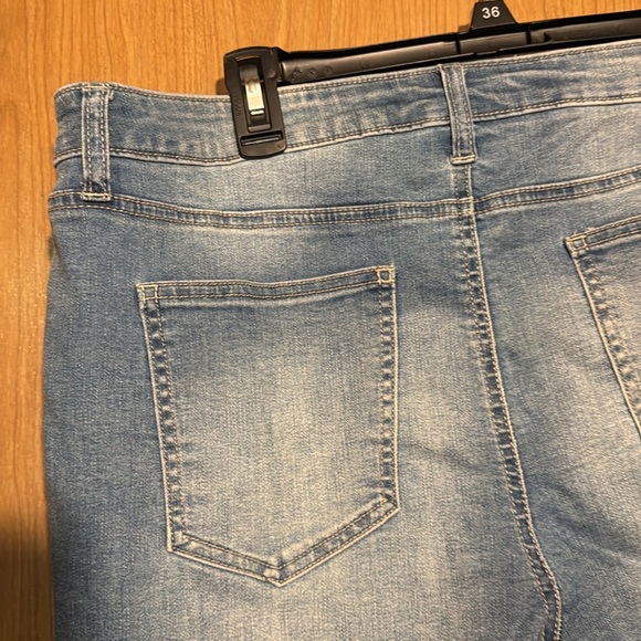 Tinseltown Women's Distressed Denim Shorts with Lace Trim size 15 - Picture 6 of 6